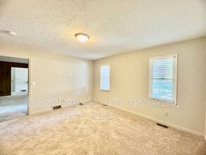 136 Atwood Dr in Hendersonville, NC - Building Photo - Building Photo