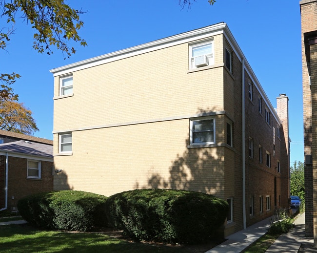 2137 Howard St in Evanston, IL - Building Photo - Building Photo