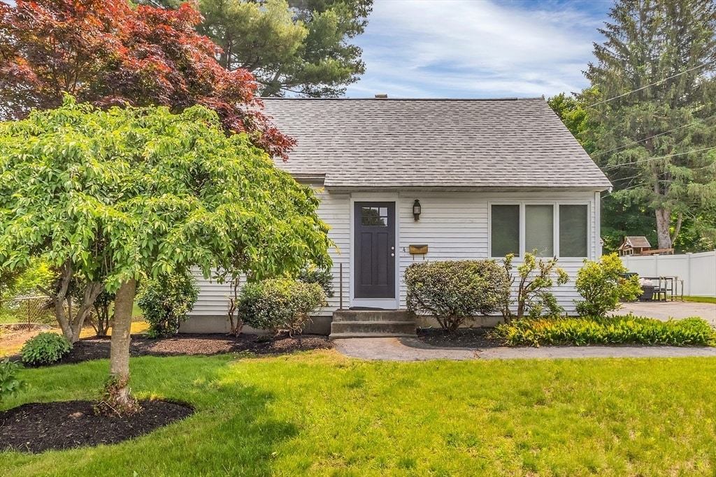 4 Oakridge Ave in Natick, MA - Building Photo