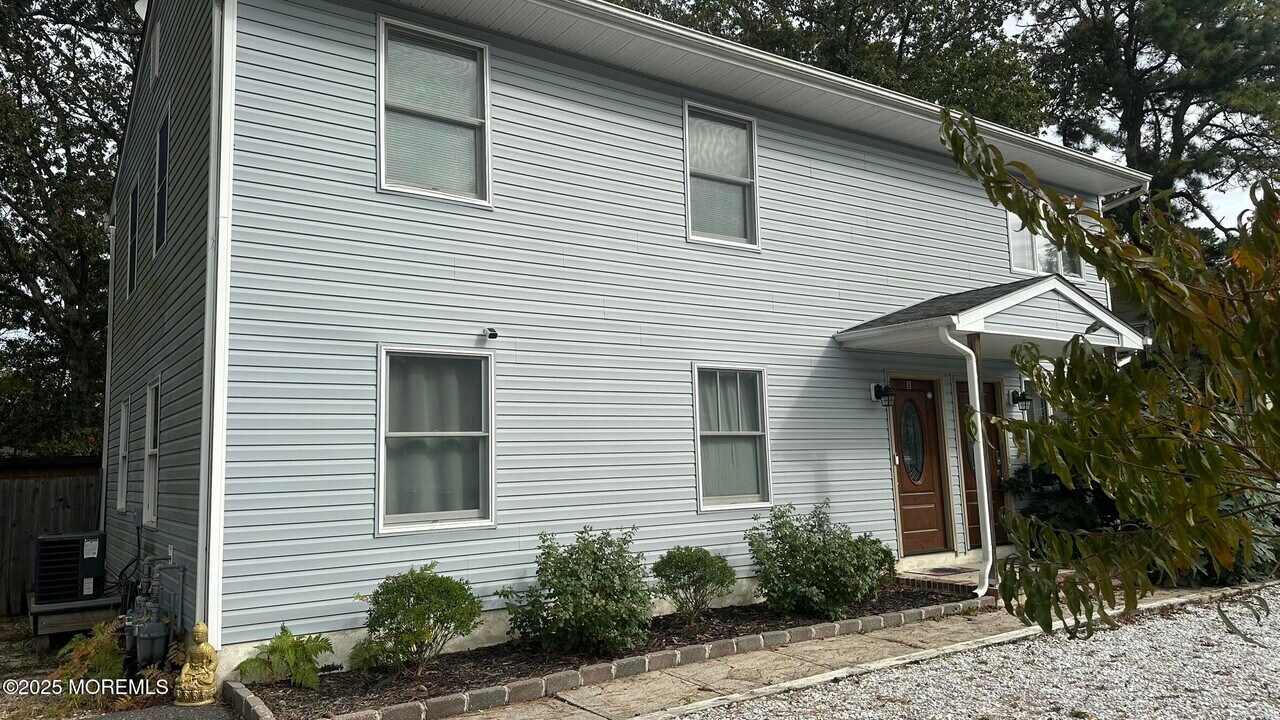 41 Atlantis Ave in Stafford Township, NJ - Building Photo