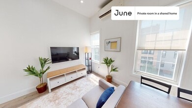 Private bedroom in 3 bed/2 bath Home in New York, NY - Building Photo - Building Photo