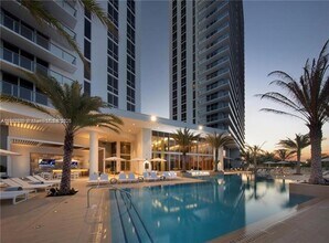 16385 Biscayne Blvd in Aventura, FL - Building Photo - Building Photo