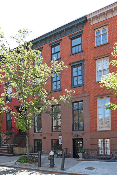 8 Perry St in New York, NY - Building Photo