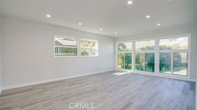 22135 Kittridge St in Los Angeles, CA - Building Photo - Building Photo