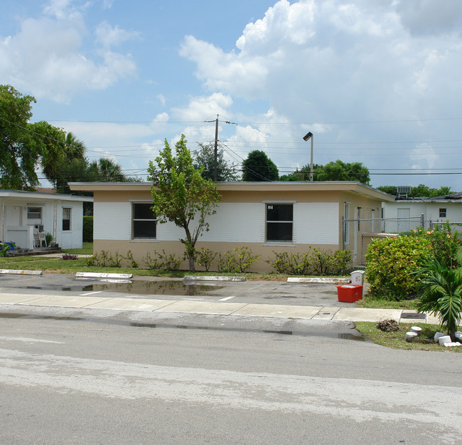 2841-2851 NW 13th St in Fort Lauderdale, FL - Building Photo - Building Photo