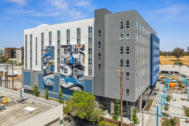 Mainline North | Affordable Apartments in Santa Clara, CA - Foto de edificio - Building Photo
