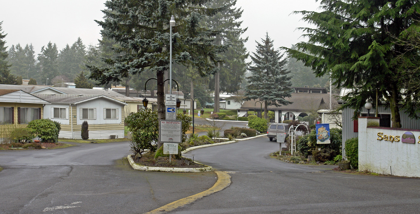 Sans Souci in Puyallup, WA - Foto de edificio