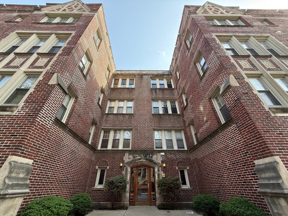 2611 W Rosemont Ave in Chicago, IL - Building Photo