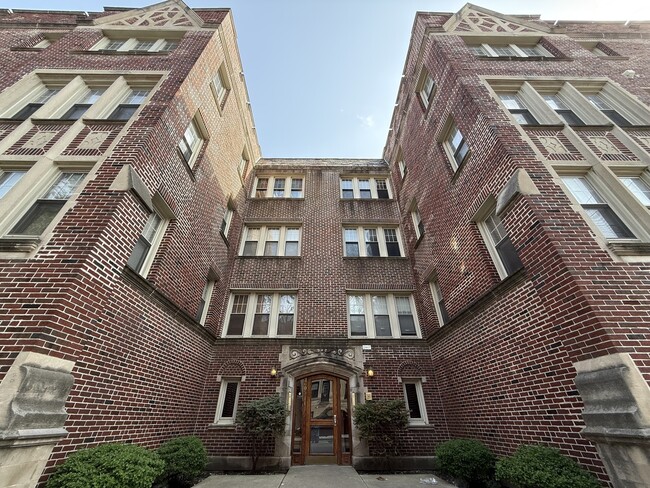 property at 2611 W Rosemont Ave