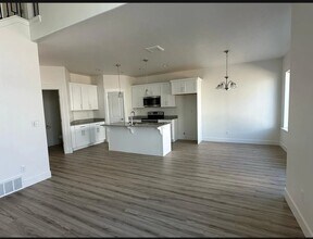 1351 N Sage Dr in Eagle Mountain, UT - Foto de edificio - Building Photo