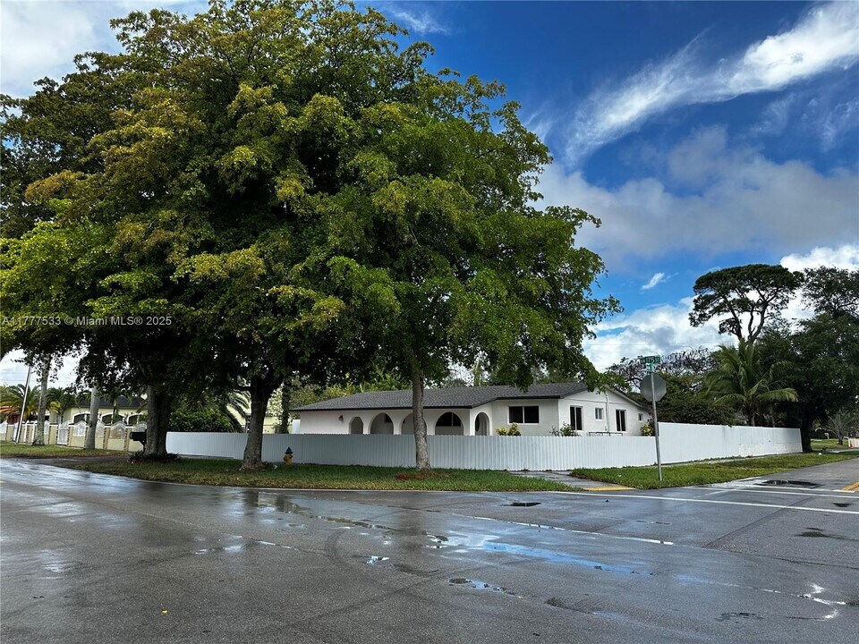 1805 NW 175th St in Miami Gardens, FL - Building Photo