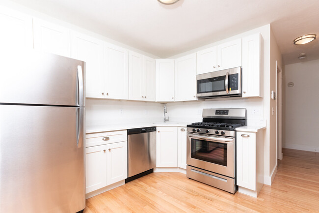 376 Washington St, Unit 9 in Boston, MA - Building Photo - Building Photo