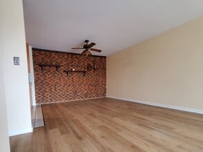 8974 N Western Ave in Des Plaines, IL - Foto de edificio - Building Photo