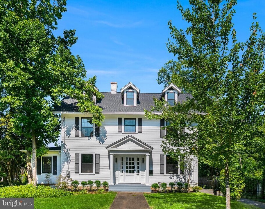 6818 Connecticut Ave in Chevy Chase, MD - Building Photo