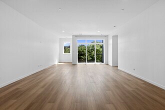 204 S Leavitt St, Unit 201 in Chicago, IL - Foto de edificio - Building Photo