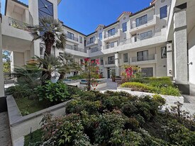 111 S Oak Knoll Ave, Unit 203 in Pasadena, CA - Building Photo