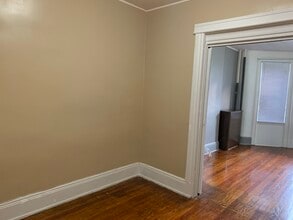 7419 64th Ln, Unit 1 in Glendale, NY - Building Photo - Building Photo