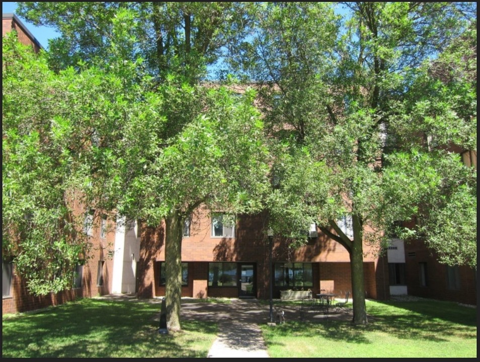 Edgewater Manor in Stevens Point, WI - Foto de edificio