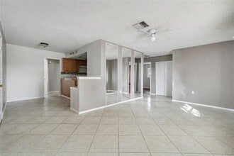 9931 Woodstock Ln in Port Richey, FL - Foto de edificio - Building Photo