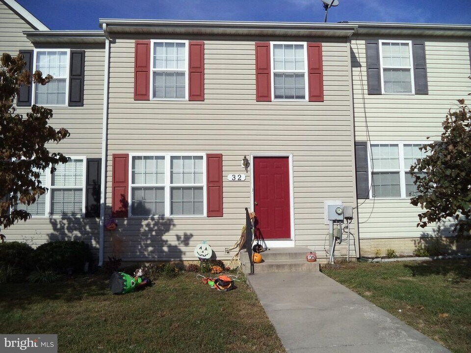 32 Sanford Dr in Bunker Hill, WV - Building Photo