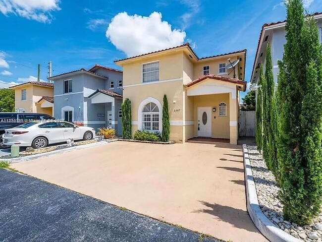7211 W 24th Ave in Hialeah Gardens, FL - Building Photo - Building Photo