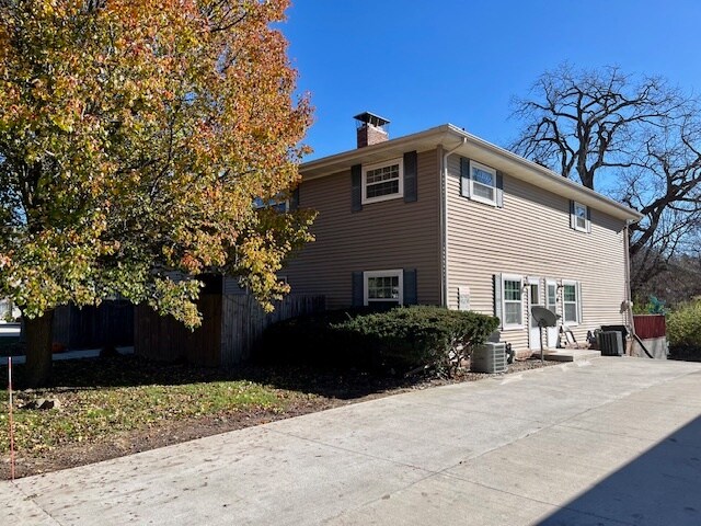 219 Eisenhower Dr in Bloomington, IL - Building Photo