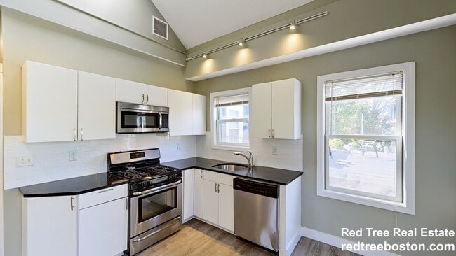 23 Evergreen St, Unit 3 in Boston, MA - Building Photo - Building Photo