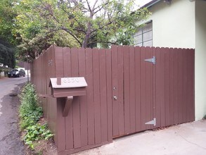 6350 Deep Dell Pl in Los Angeles, CA - Building Photo - Building Photo