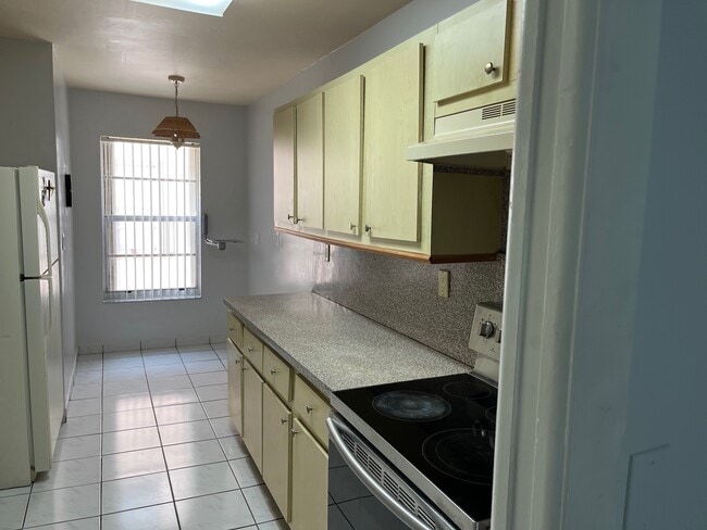 7355 W 4th Ave, Unit 213 in Hialeah, FL - Foto de edificio - Building Photo