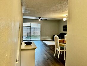 144 Douglas Rd W in Oldsmar, FL - Foto de edificio - Building Photo