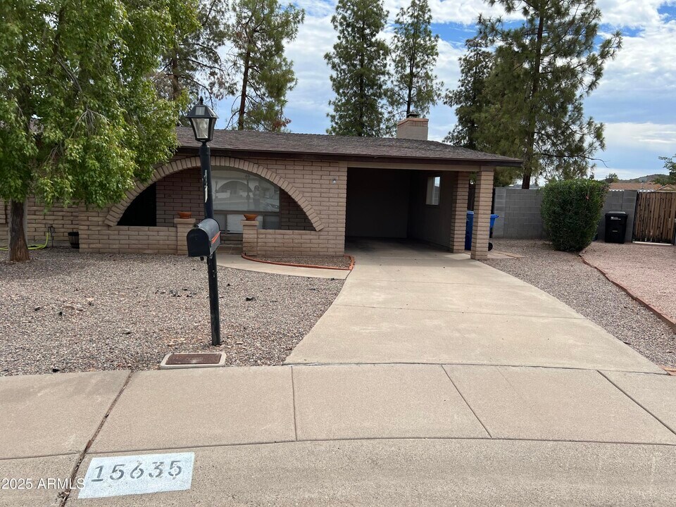 15635 North 21st St in Phoenix, AZ - Building Photo