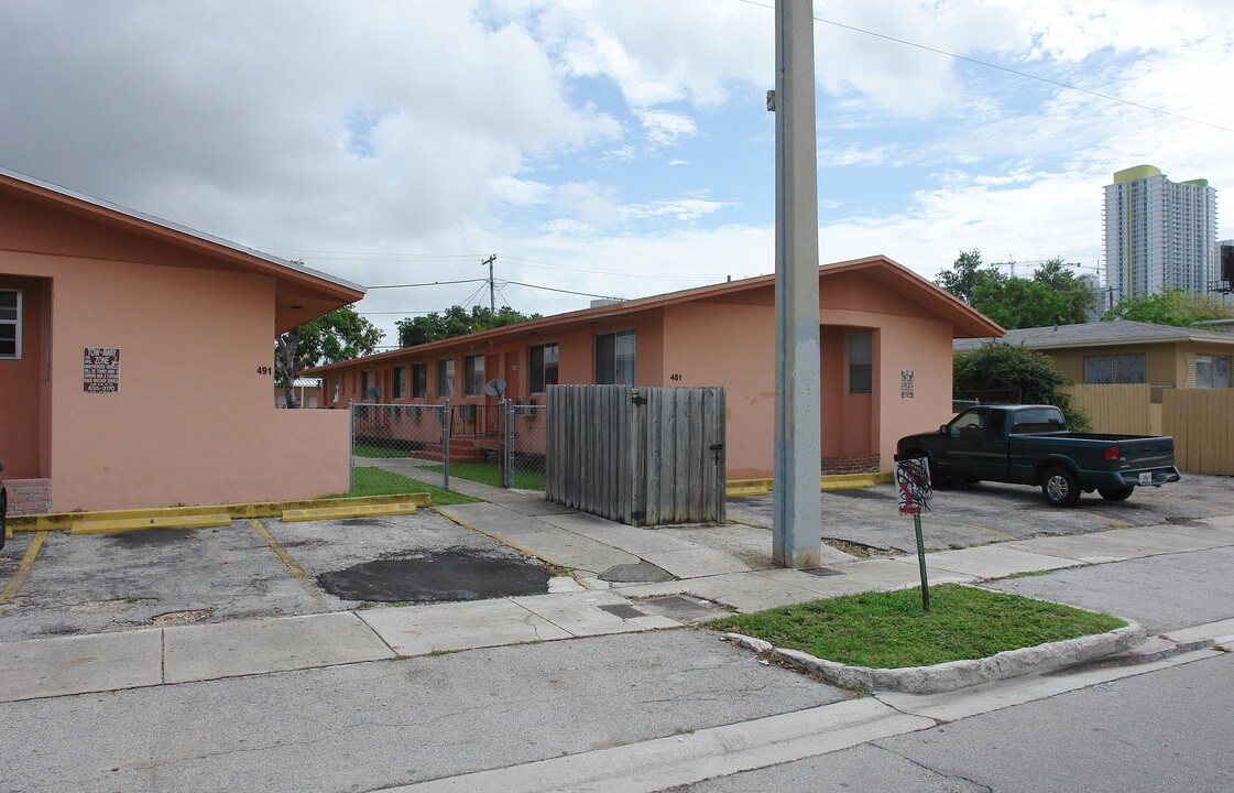 491-481 SW 9th St in Miami, FL - Building Photo