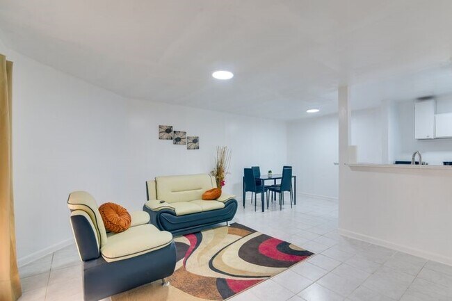 10100 S Gessner Rd in Houston, TX - Building Photo - Building Photo