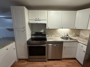 105 Elmwood Dr in Hudson, NH - Foto de edificio - Building Photo