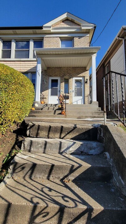 2303 Sherbrook St in Pittsburgh, PA - Building Photo