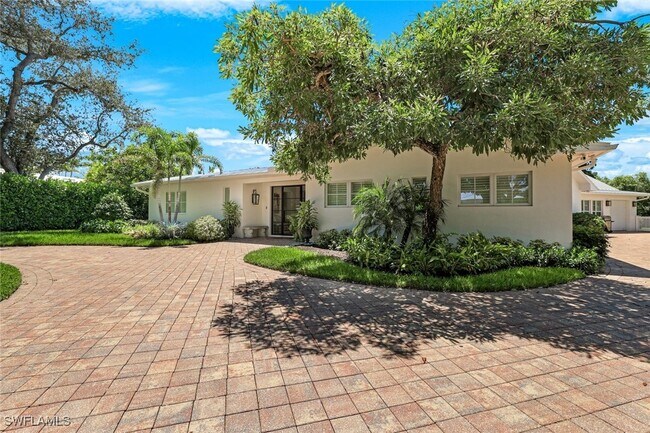 property at 642 6th Ave N