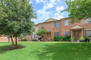 Vista Montana in Dallas, TX - Building Photo