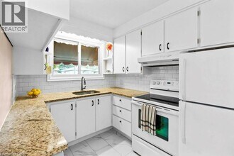 25 Greeningdon Dr in Hamilton, ON - Building Photo - Building Photo