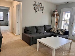 511 Green Hollow Dr in Iselin, NJ - Building Photo - Building Photo