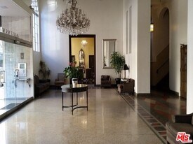 570 N Rossmore Ave in Los Angeles, CA - Building Photo