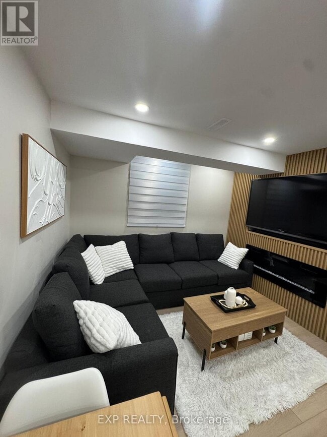 property at 925 Cobb Ct