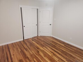 27-12 Curtis St in Queens, NY - Building Photo - Building Photo