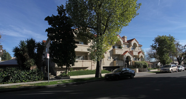 7236 Amigo Ave in Reseda, CA - Foto de edificio - Building Photo