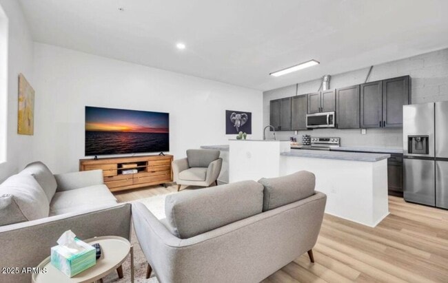 property at 842 S Farmer Ave