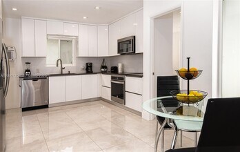 2555 NE 202nd St in Miami, FL - Building Photo - Building Photo