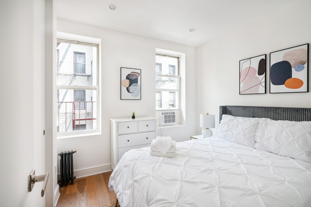 207 E 33rd St in New York, NY - Building Photo