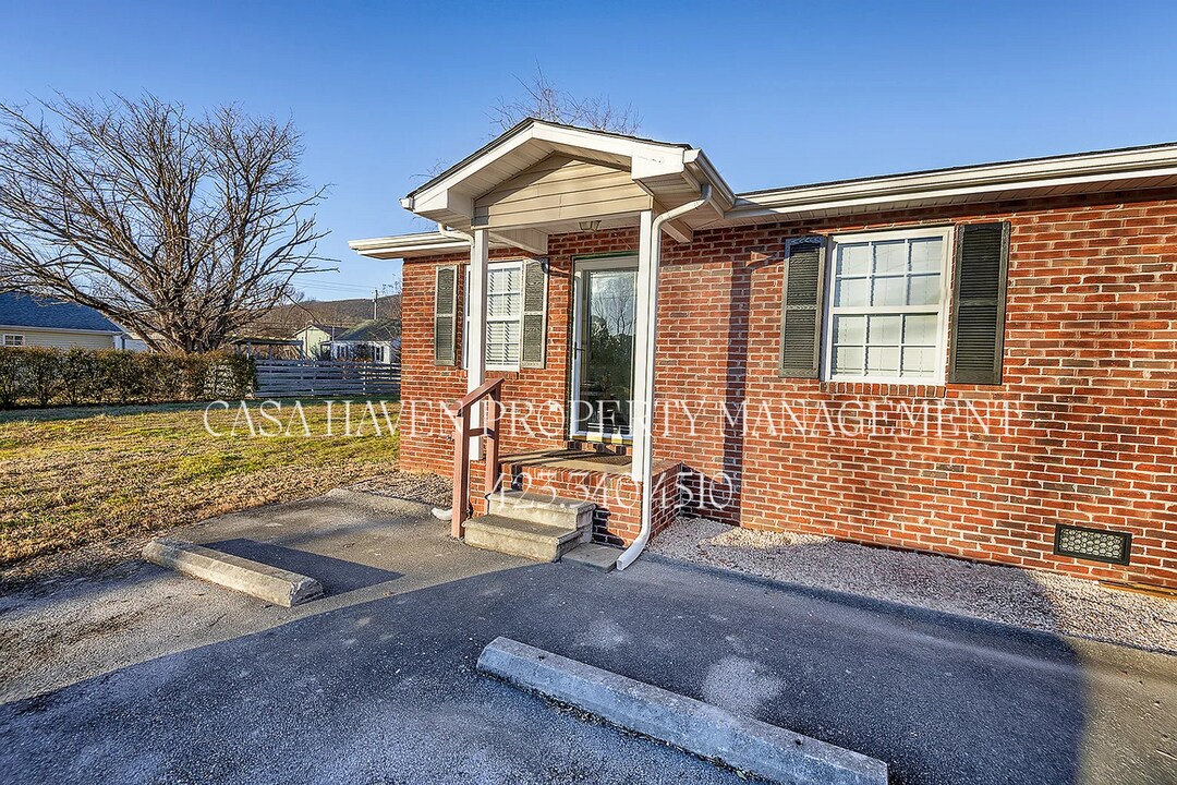 109 Midnight Dr in Elizabethton, TN - Building Photo