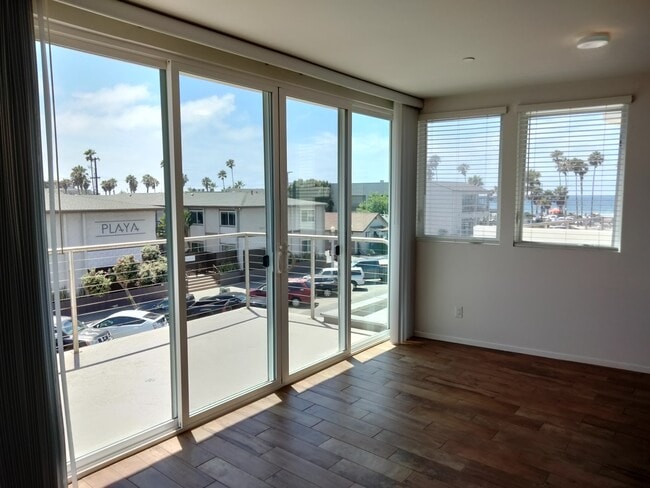 5040 Santa Monica Ave, Unit 4 in San Diego, CA - Foto de edificio - Building Photo