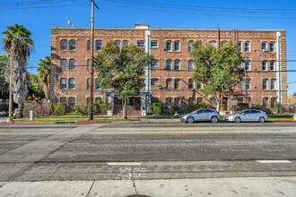 4125 S Figueroa St in Los Angeles, CA - Building Photo - Building Photo