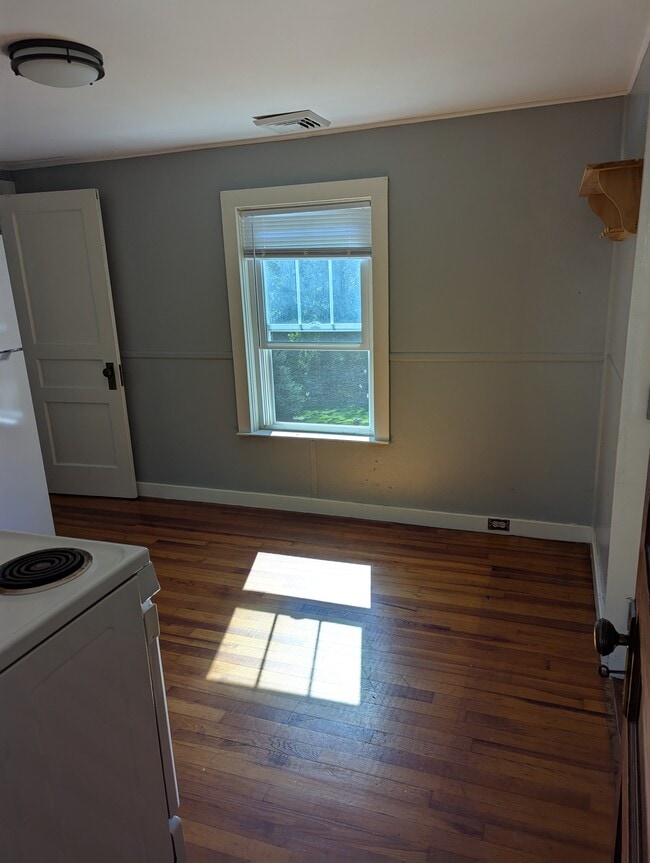 223 Tuttle Rd, Unit 2nd fl in Middletown, CT - Building Photo - Building Photo